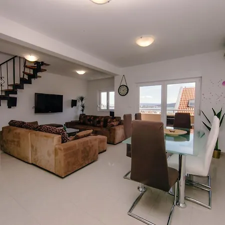 Apartment Large 3-bedroom Near Split Dalmatia