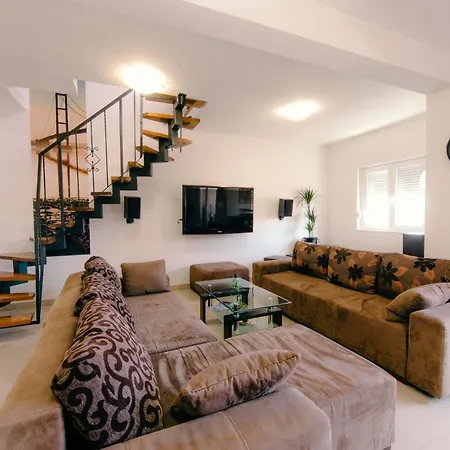 Large 3-bedroom Near Split Dalmatia Apartment Kastela