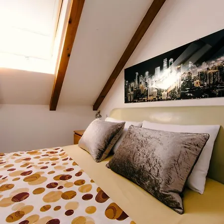 Large 3-bedroom Near Split Dalmatia Apartment Kastela