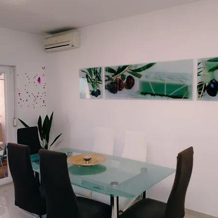 Large 3-bedroom Near Split Dalmatia Apartment Kastela
