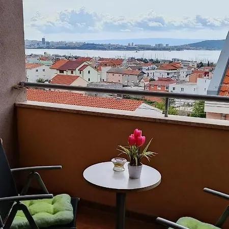 Large 3-bedroom Near Split Dalmatia Apartment Kastela