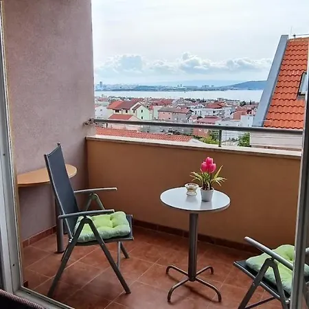 Apartment Large 3-bedroom Near Split Dalmatia *